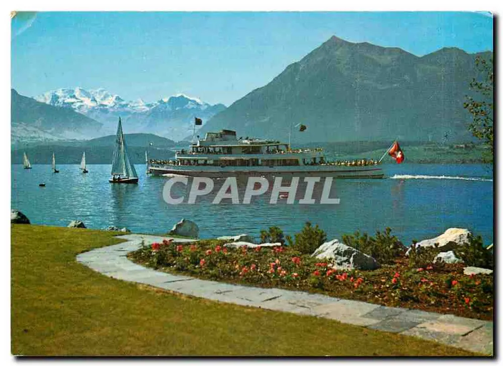 Lago de Thoune — vista do lago com barco e montanhas nevadas — Foto Arthur Gaur, Oberhofen-Thunersee - Frente