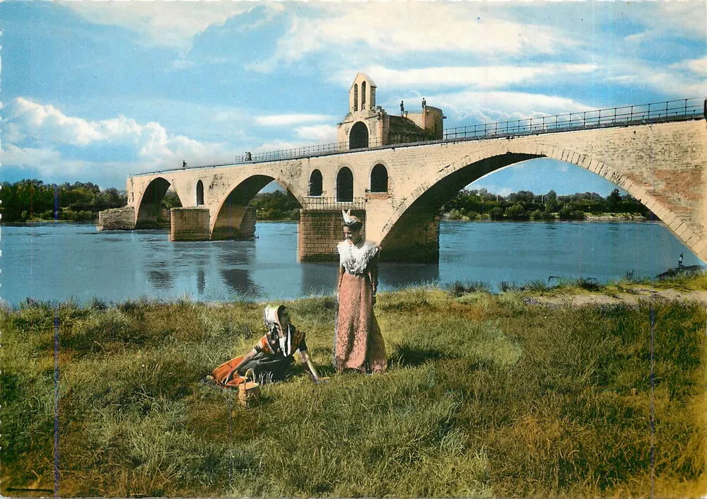 Avignon (Vaucluse) — Arelhesa e Comtadina diante do Ponte São Benedito — Éditions S.L. des Frères Lumière, Lyon - Frente