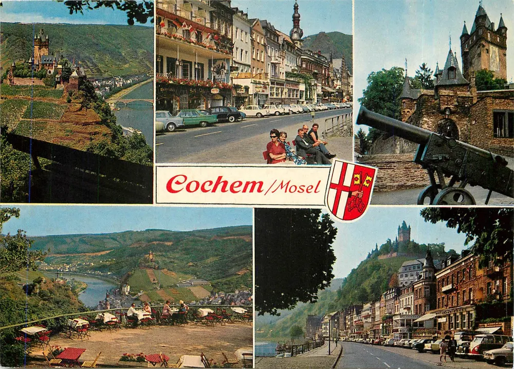 Cochem/Mosel — Panoramablick mit Schloss, belebter Straße und Kanone — Verlag Cornely, Nr. 11643 - Vorderseite