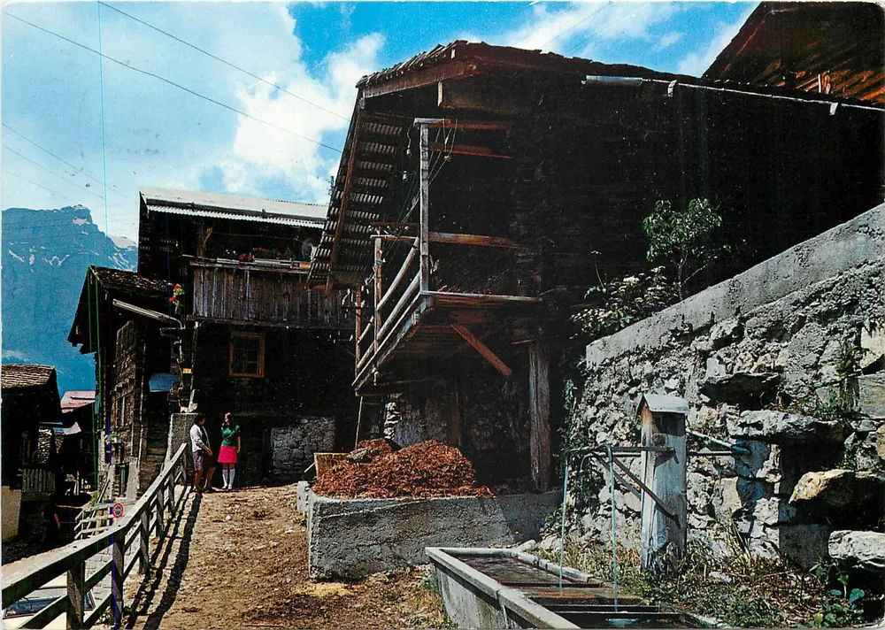 Dorfbrunnen in Albinen, Wallis — ancienne auberge et balcons — Photo Klopfenstein, n°50959 - Recto