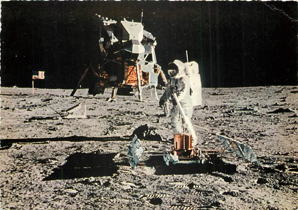 Mond — Astronaut Edwin Aldrin installiert einen Laserreflektor vor der LEM und der amerikanischen Flagge — Verleger ROWESA AG, Zürich, Nr. 916/507 - Vorderseite