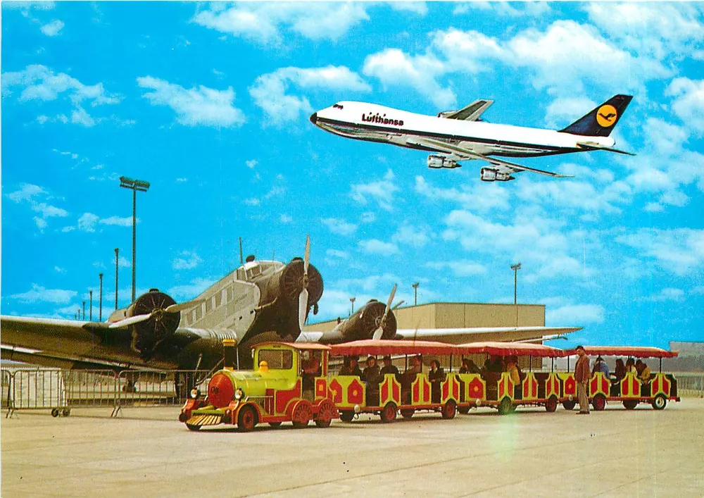 Flughafen Frankfurt — Touristenzug und Lufthansa-Flugzeug — Verlag Michel & Co. - Vorderseite