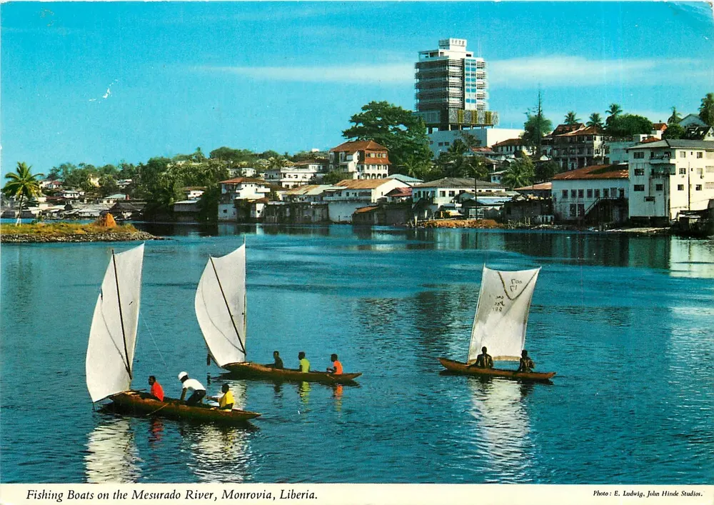 Fischboote auf dem Mesurado-Fluss, Monrovia, Liberia — Foto: E. Ludwig, John Hinde Studios - Vorderseite