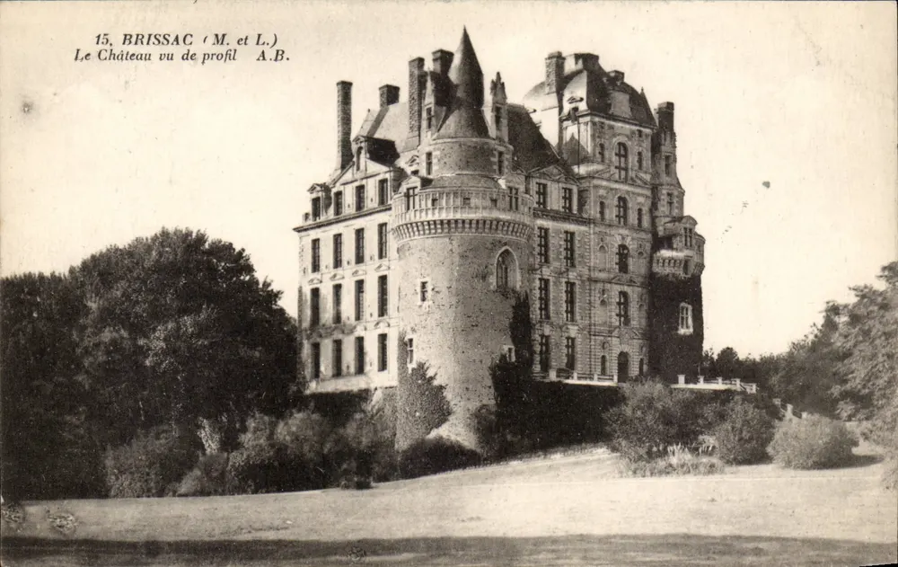 BRISSAC (M. e L.) — O Castelo visto de frente — A.B. - Frente