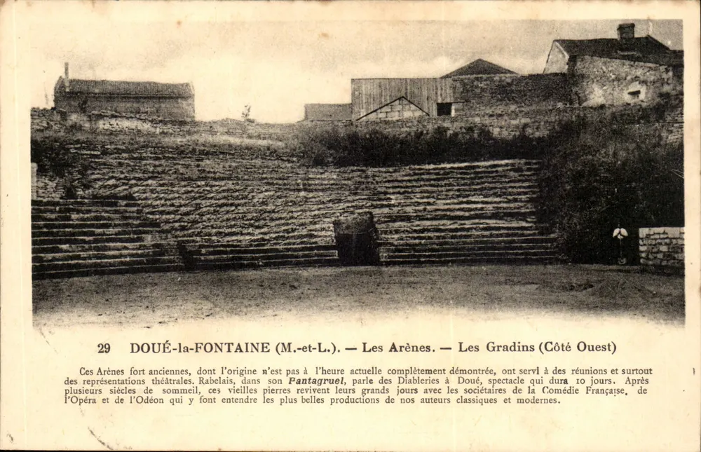 DOUÉ-la-FONTAINE (M.-et-L.) — Die Arenen — Die Gradins (Westseite) - Vorderseite