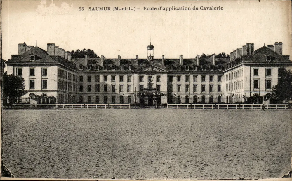 Saumur (M.-et-L.) — Escola de Aplicação de Cavalaria - Frente