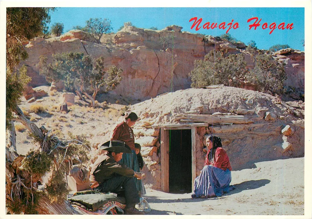 Hogan Navajo — Família Navajo na Entrada do Seu Hogan — Peltley Studios - Frente