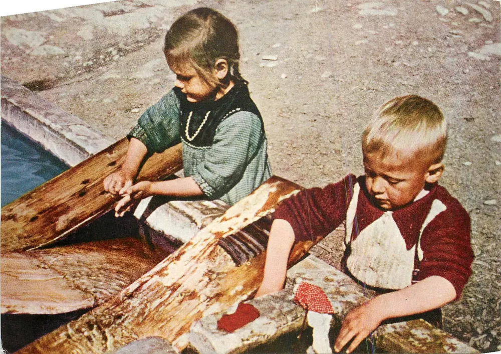 Dois crianças brincando em uma piscina — editor Erting zu Gunsten des Gwerwilliser Kinderhilfswerkes — n° 3 - Frente