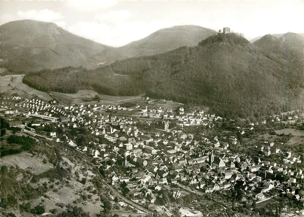 Annweiler am Trifels — vista aérea — Editora: Wilh. Maul, Maul, fotografias aéreas mín. para estabelecimentos de hospedagem e venda de cerveja Mainz Rh. - Frente