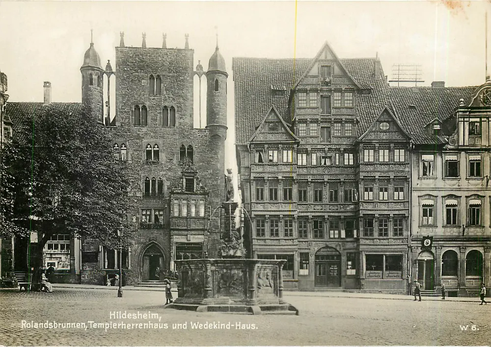 Hildesheim — Rolandsbrunnen, Templierherrenhaus und Wedekind-Haus — W.6. - Vorderseite