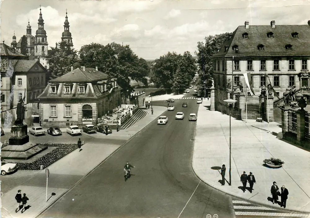 Fulda — Zentrale Straße mit barockem Gebäude und Kirche — Verleger R. u. R. Birtius-Verlag - Vorderseite