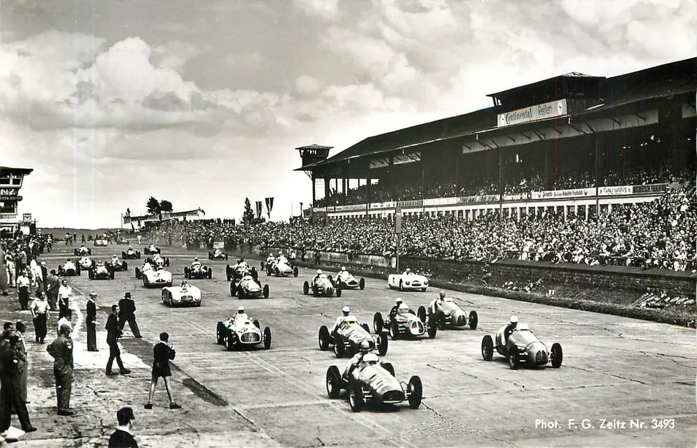 Nürburgring — Inicio de la gran carrera — Fot. F. G. Zeitz Nr. 3493 - Anverso