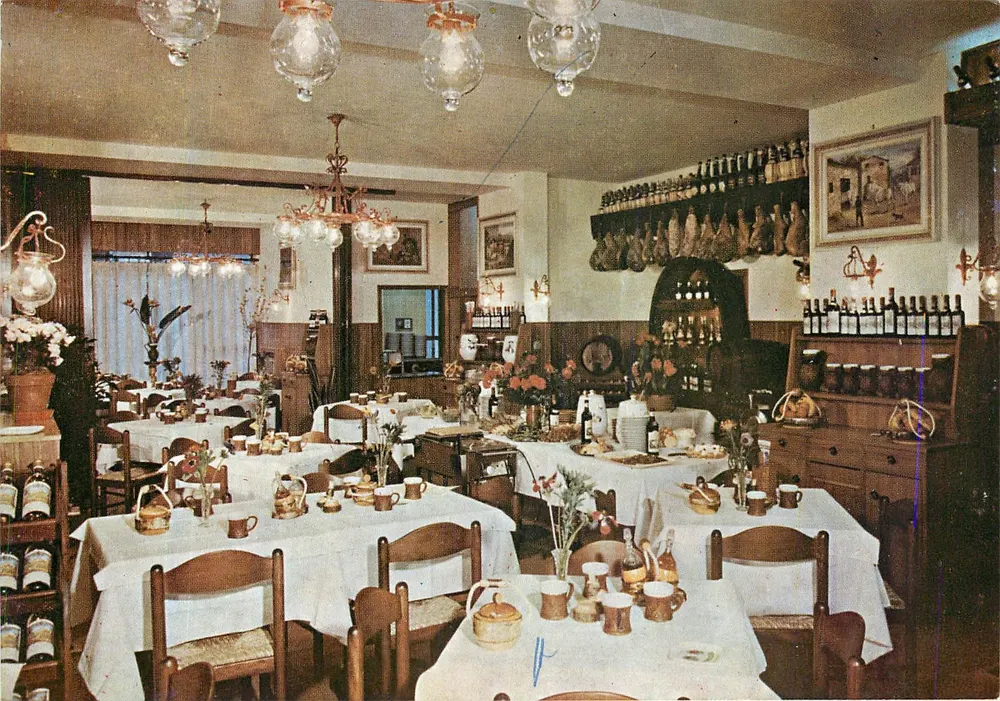 Interior of a hostaria-pizzeria — Florence — Hostaria-Pizzeria La Badia - Front