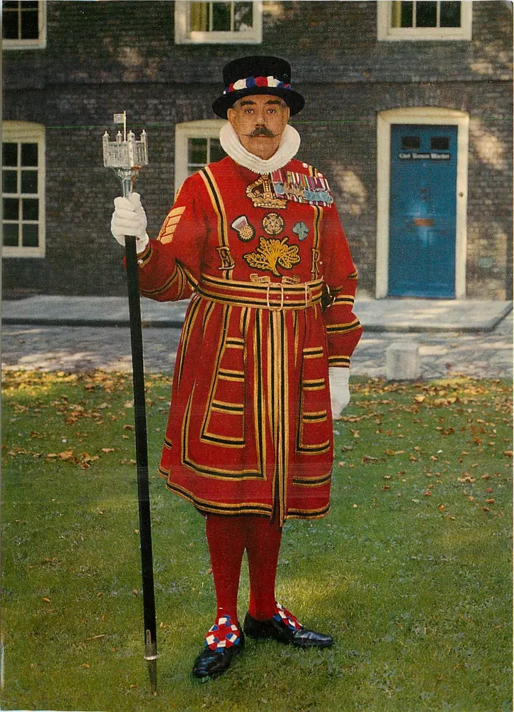 Torre de Londres — Chief Yeoman Warder — © Crown copyright, 1975 - Frente