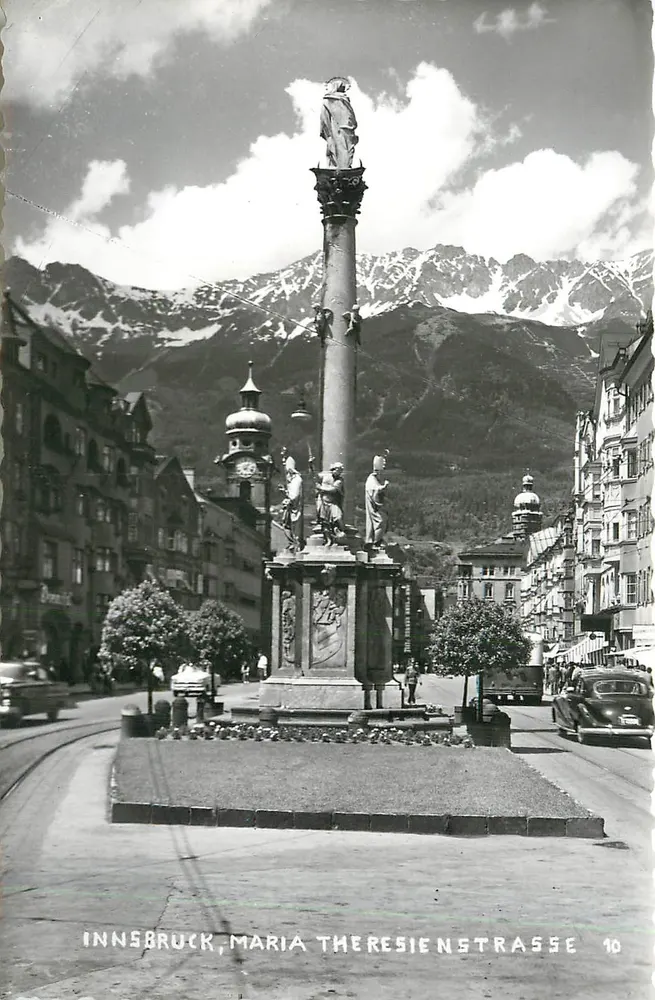 Innsbruck, Maria Theresienstrasse — colonna monumentale con statua, montagne in fondo — Photovorzug Viktor Holz, Innsbruck - Recto