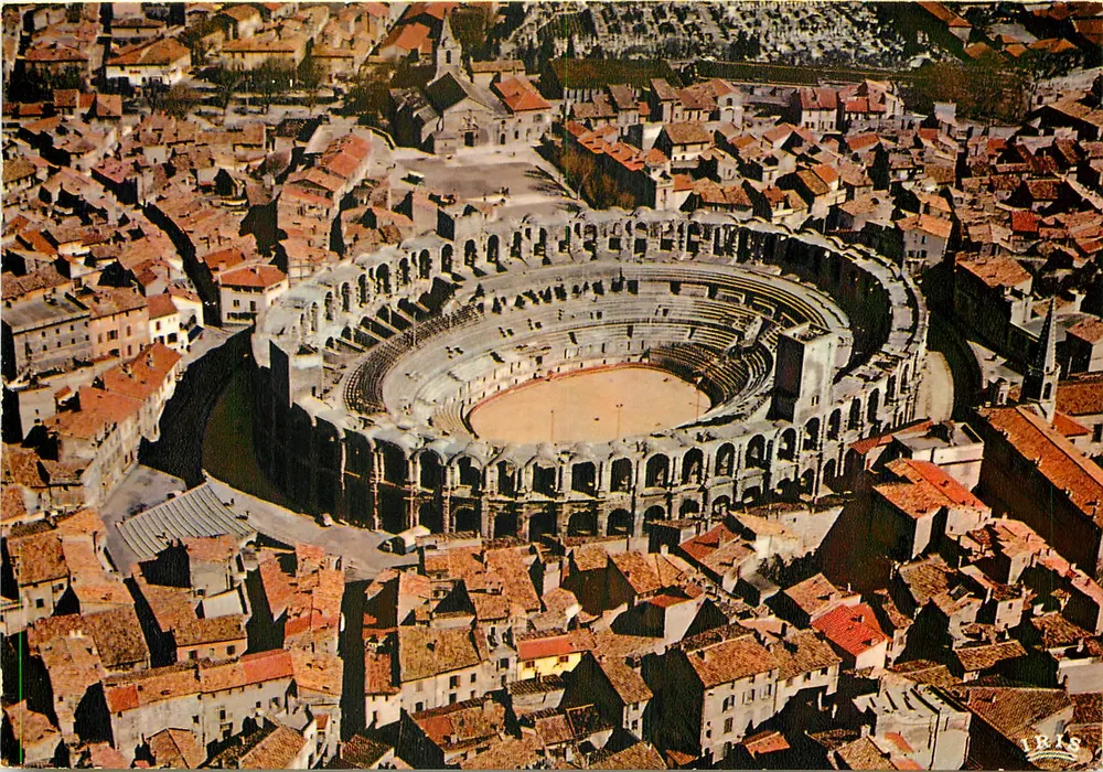 Arles — Vista aérea das Arènes — Editor IRIS - Frente