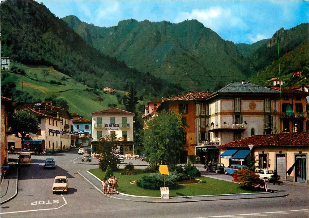 S. Pellegrino Terme — 광장의 모습과 호텔 및 소금장 판매점 — Fotodizioni G. Carminati, Zogno - 앞면