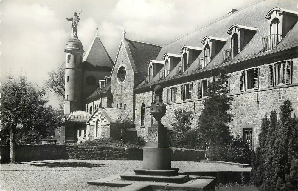 Monastère du Mont Sainte-Odile — Façade Est et statue de la Sainte — Édition de Pierron, Strasbourg - Recto