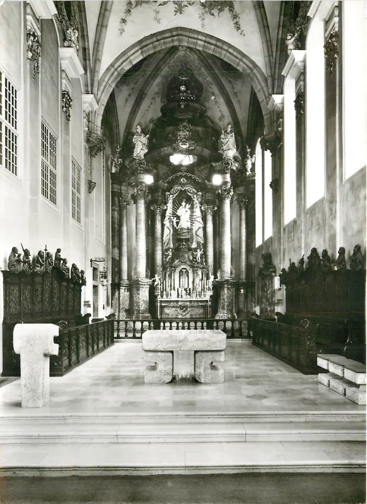 Interior de la Pfarrkirche St. Franziskus en Schwäbisch Gmünd — editor FOTO Schweizer Verlag - Anverso