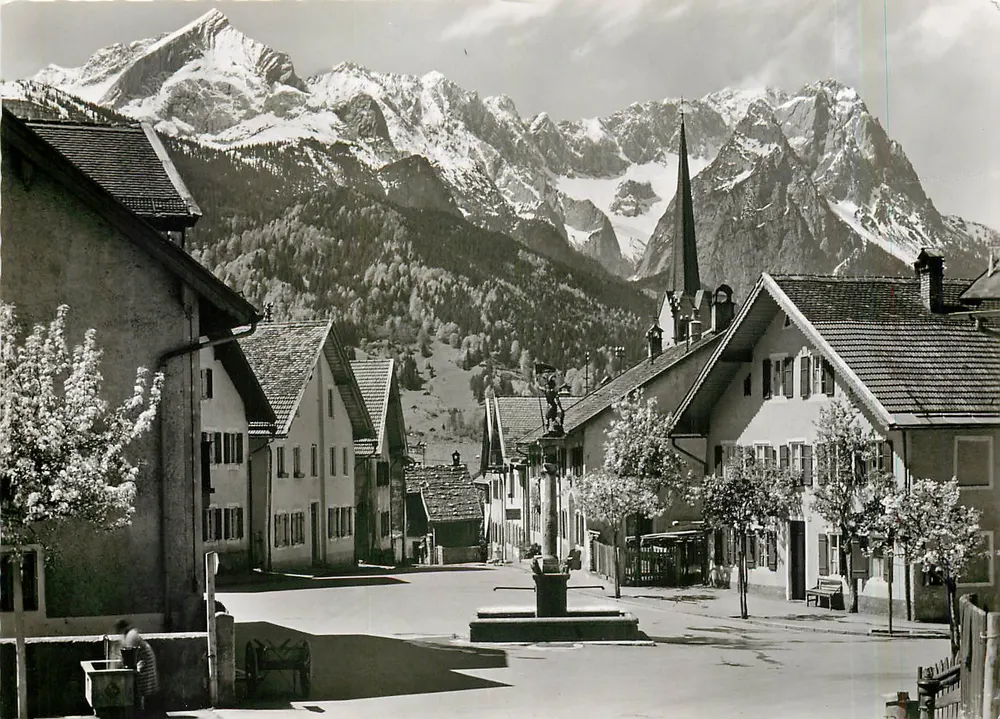 Garmisch-Partenkirchen — Floriansplatz — Foto Beckert, editor Afjo, n° Gr. 2435 - Frente