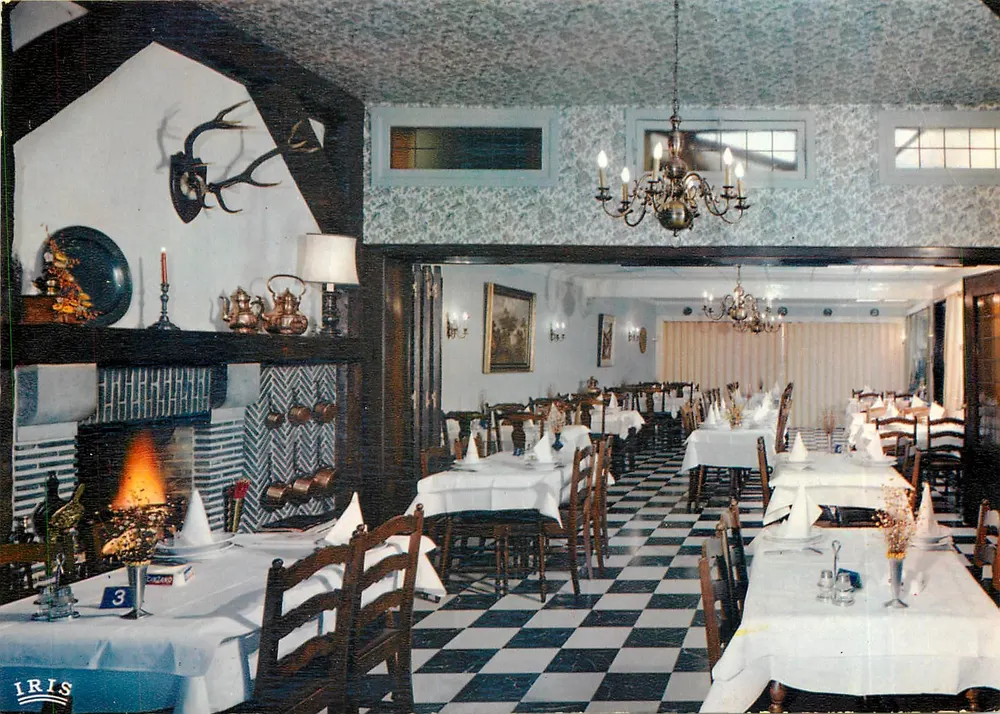Interior de um hotel-restaurante — decoração rústica com lareira e piso em xadrez — editor ATEXICHROME, Bruxelas - Frente