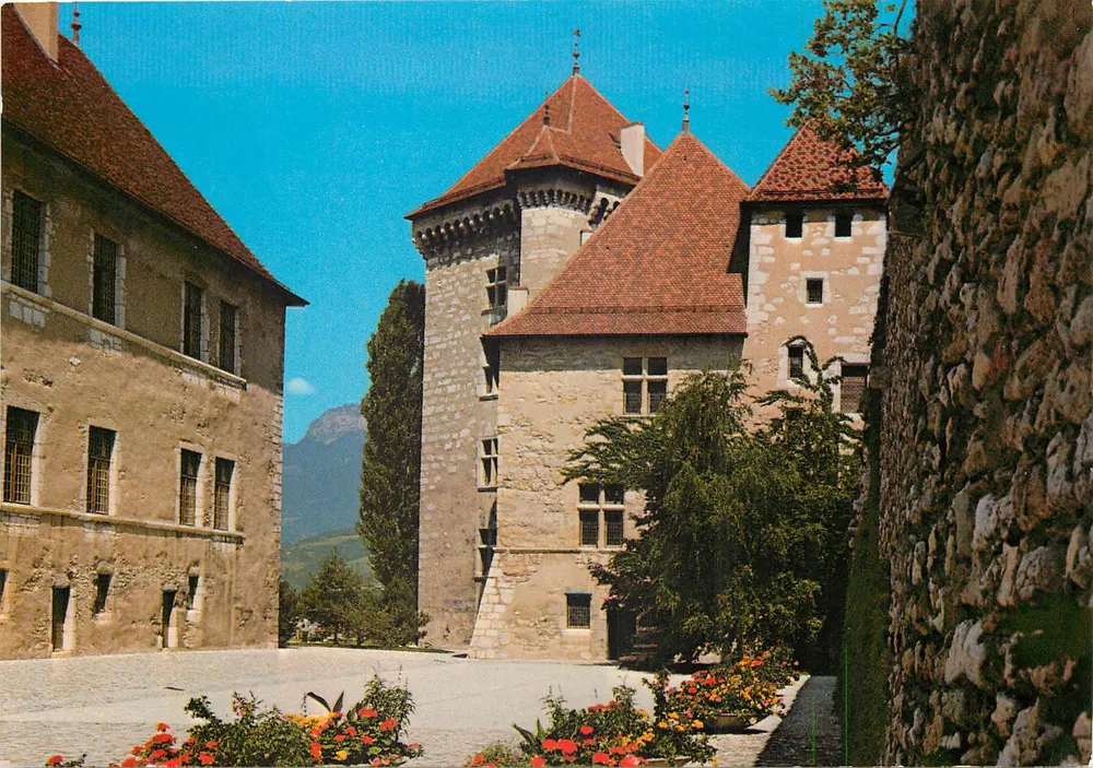 A Cour do Castelo — Annecy (Alta Saboia) — Ed. J. Cellard, Z. 2527 - Frente