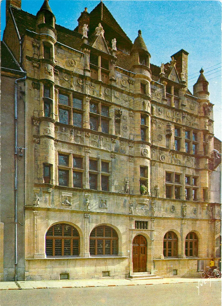 Paray-le-Monial — Hotel de Ville do século XVI — Éditions d'art Yvor - Frente