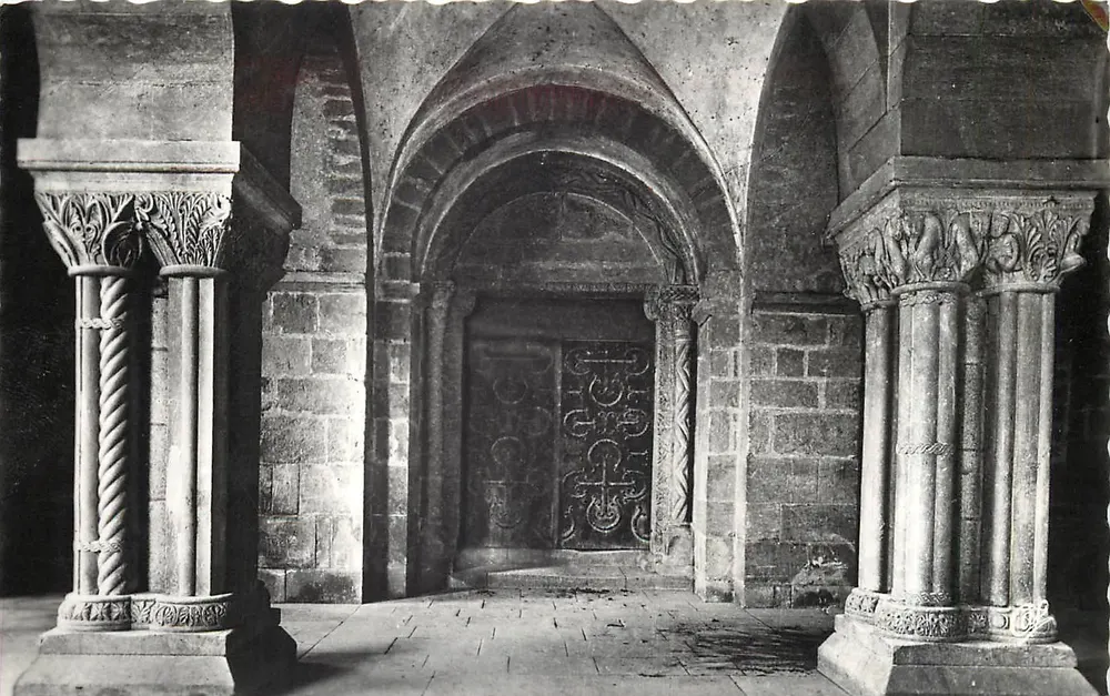 Paray-le-Monial — Le Narthex — Basilique, Xe siècle - Recto