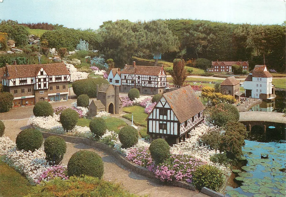 Hopshire Village Centre, Southsea Model Village — Miniatur-Englisches Dorf mit Fachwerkhäusern und Teich — Dickinson Dixon - Vorderseite
