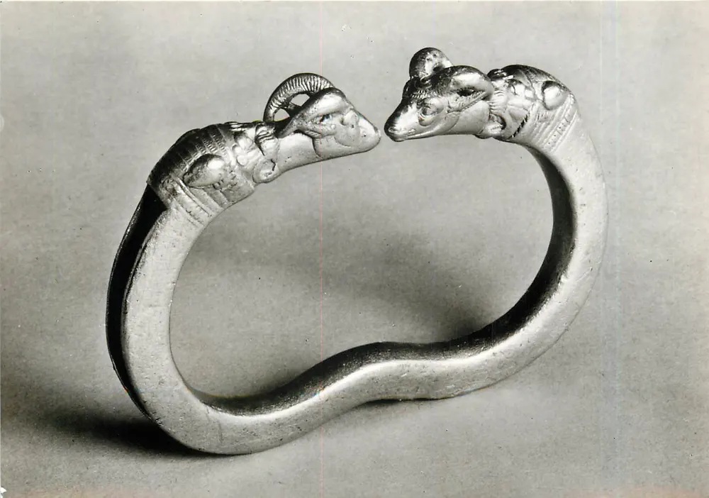 Goldring der Achämeniden — Erste Hälfte des 5. Jahrhunderts v. Chr. — Badisches Landesmuseum Karlsruhe, n° 106 - Vorderseite