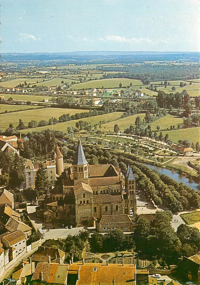 Paray-le-Monial — vista aérea da abadia e do vilarejo — Éditions Soulet & Saint Maur - Frente