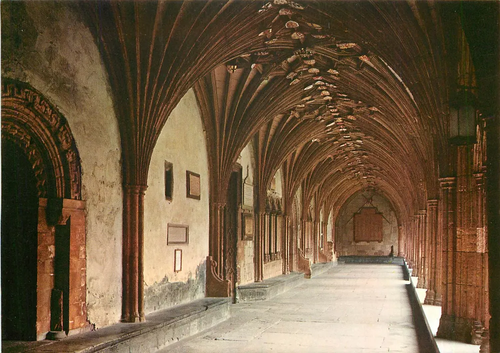Canterbury Cathedral — der große Cloister (Anfang des 15. Jahrhunderts) — Pitkin Pictorial Postcards - Vorderseite
