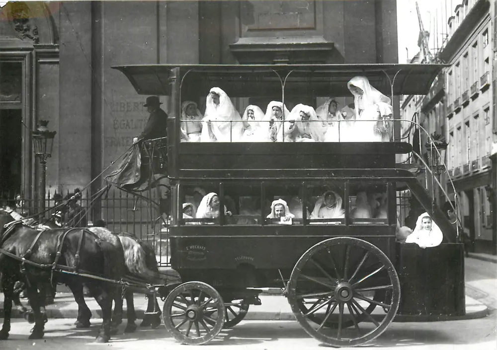 पेरिस 1900 — पहला आस्थान — एडिशन डेसोये - आगे