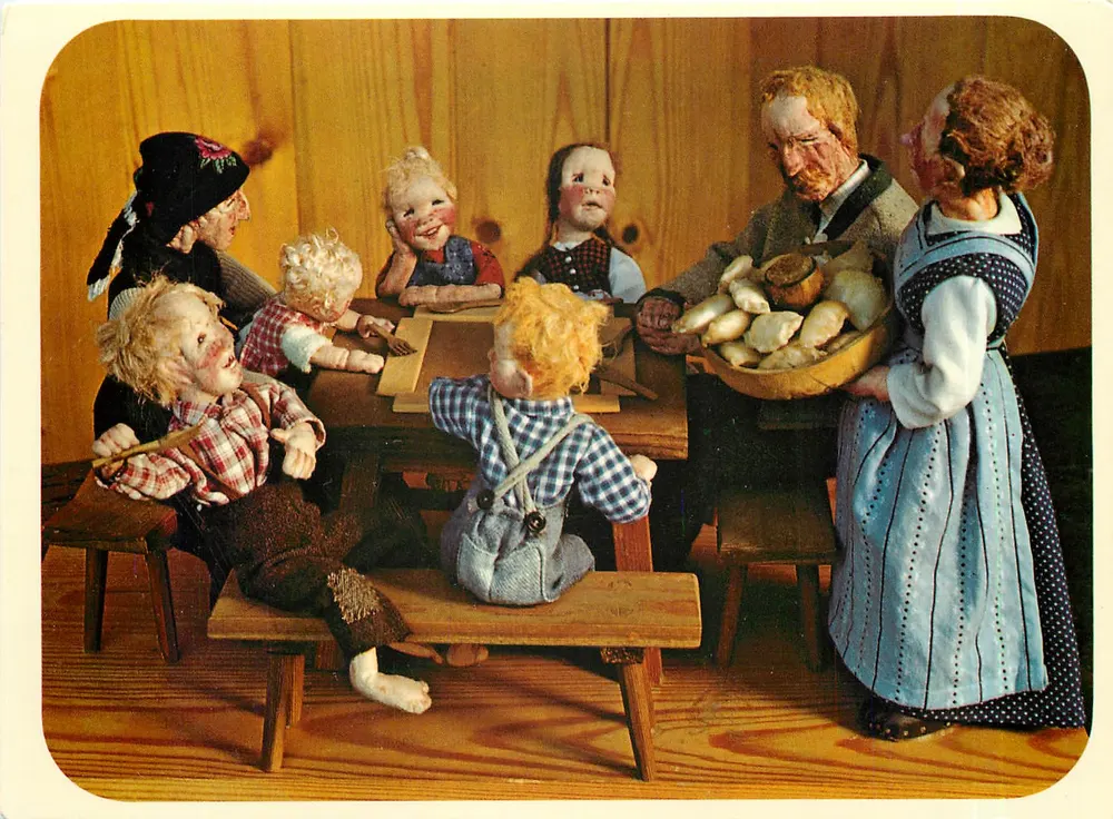 Família de bonecas ao redor de uma mesa — cena de refeição — Puppe Rinsf - Frente