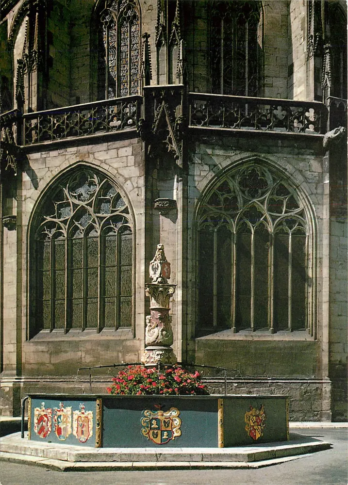 Schwäbisch Gmünd — Löwenbrunnen am gotischen Münsterchor — Verlag Traut & Utz, D 34 - Vorderseite