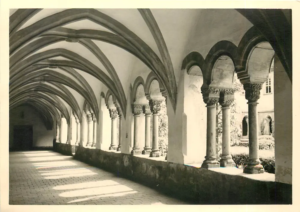 Corredor gótico de um convento — número de série não visível - Frente