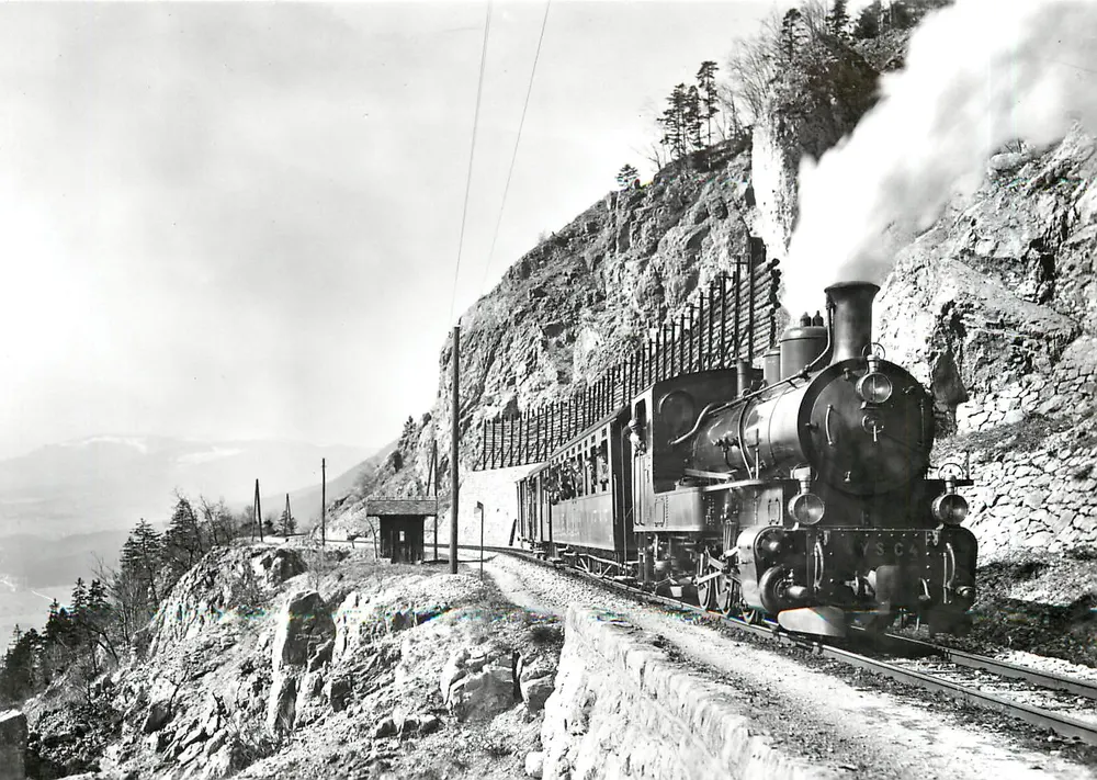 Zug nach Sainte-Croix — G 4/4 « Aliénor » in den Rapilles de Baulmes — Foto A. Dériaz - Vorderseite