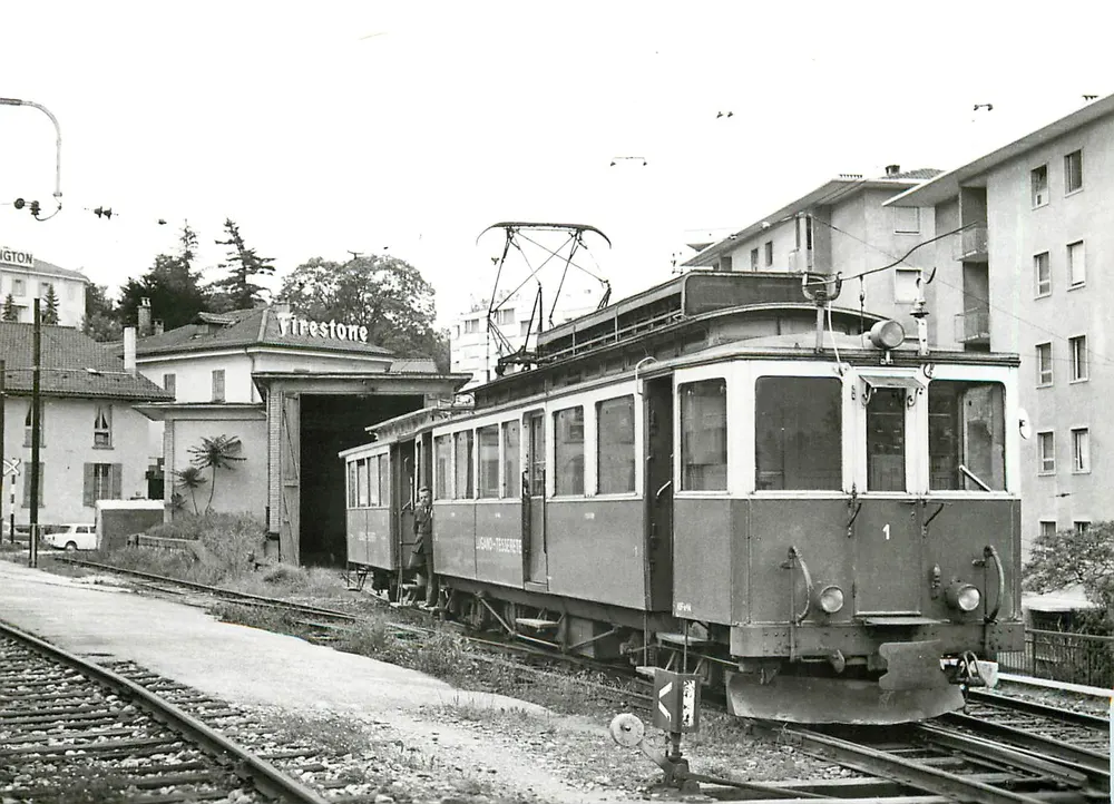 L'ABFe 4/4 1 und B 11 aus dem ursprünglichen Park in Lugano vor der Remise — Foto J.-L. Rochaix - Vorderseite