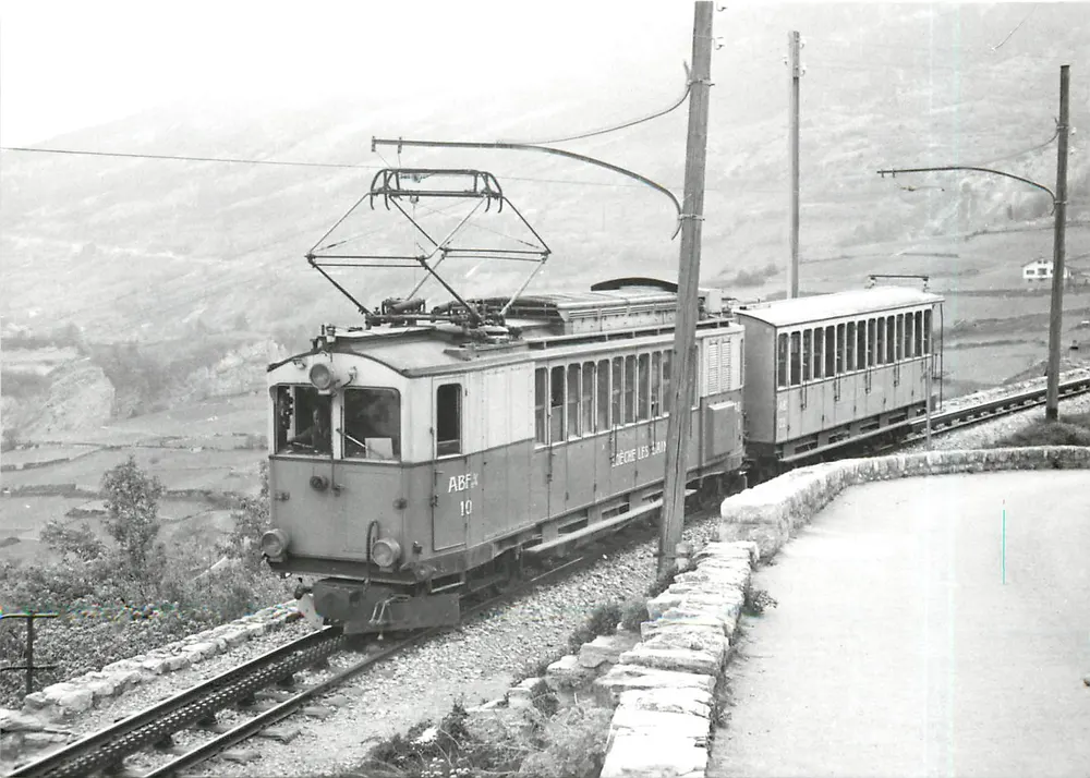 Electric Train ABF 10 — Below Leuk-Stadt — Photo by M. Grandguillaume - Front