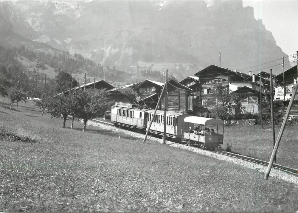 Treno per Loèche-les-Bains davanti al villaggio di Inden — 15.4.1967 — Foto di M. Grandguillaume — BVA, Aloys Fauquez — 173.6 LLB - Recto