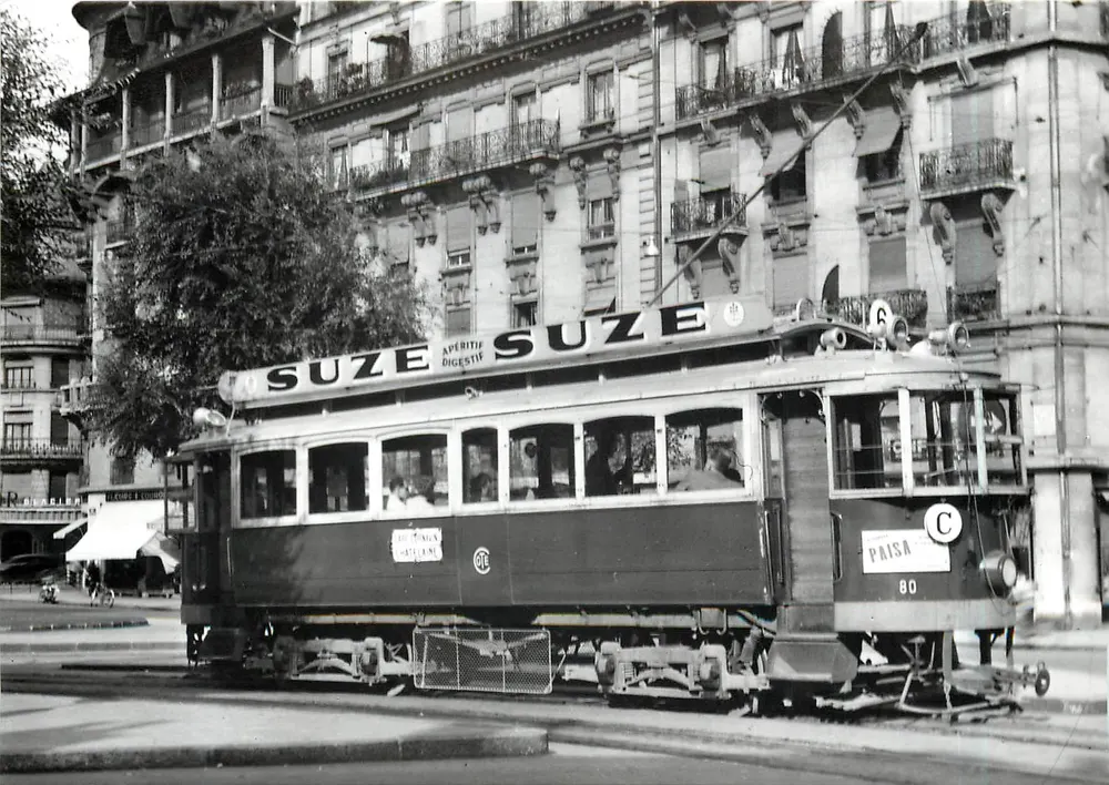 Tramway en Lausana — Línea 6, tren hacia Châtelaine en la place des Eaux-Vives — Foto de R. Wiseman - Anverso