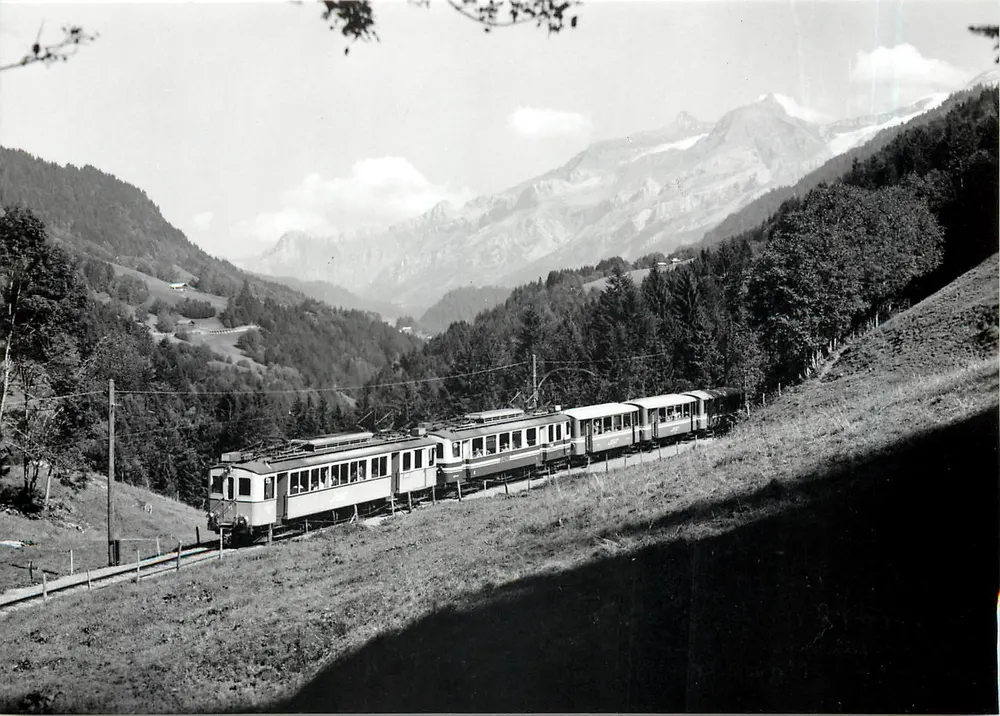 Zug zwischen Les Echenards und Les Planches — BDe 4/4 11 und 2, B2 34, 32 und 33 — Foto G. Hadorn — 157.7 ASD - Vorderseite