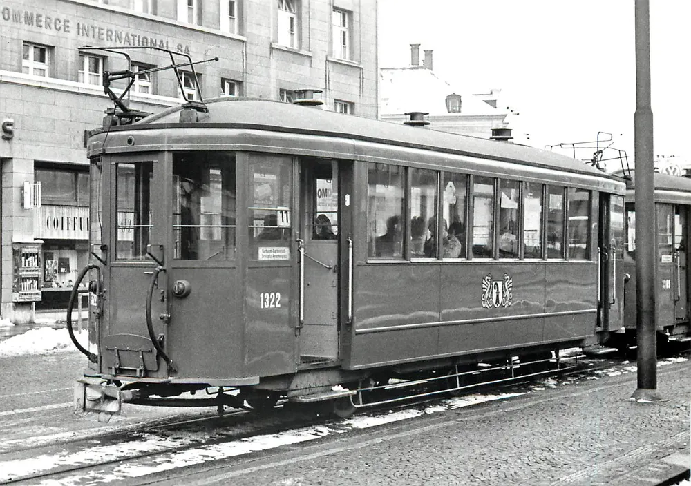 Tramway B3 1322 (serie 1303-1322, SIG/SLM, 1943) — en el Aeschenplatz — Foto J.L. Rochaix — 3.1.1968 - Anverso