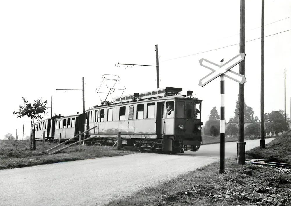Trem subindo acima de Trélex — BVA, Aloys Fauquez, 1018 Lausanne — Foto J.L. Rochaix - Frente