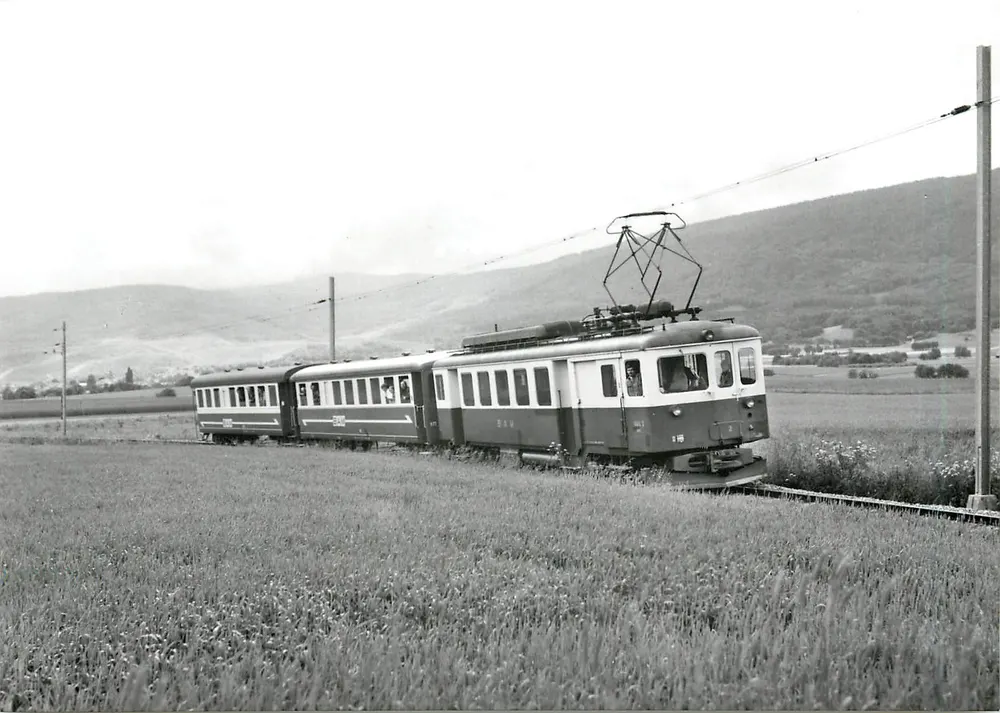 BDe 4/4 2, B 72 et B 73 (ex SZB) — sur le plateau de Bière — Photo G. Hadorn — 1018 - Recto