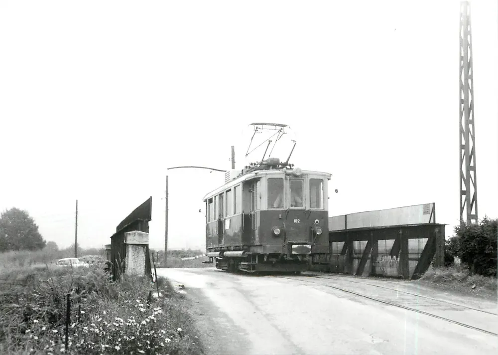 Tramway n°102 — Pont de St-Triphon-Gare — Photo C. Bernard - Recto
