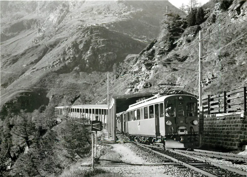 Train pour Tirano arrivant à Alp-Grüm — Octobre 1969 — photo R. Todt — BVA, 180.4 RhB - Recto