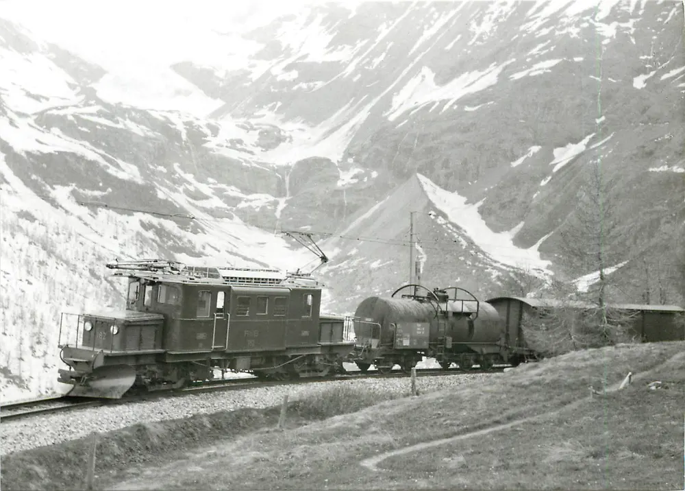 Train pour Pontresina en-dessous d'Alp-Grüm — Mai 1971 — photo R. Todt — BVA 180.5 RhB - Recto