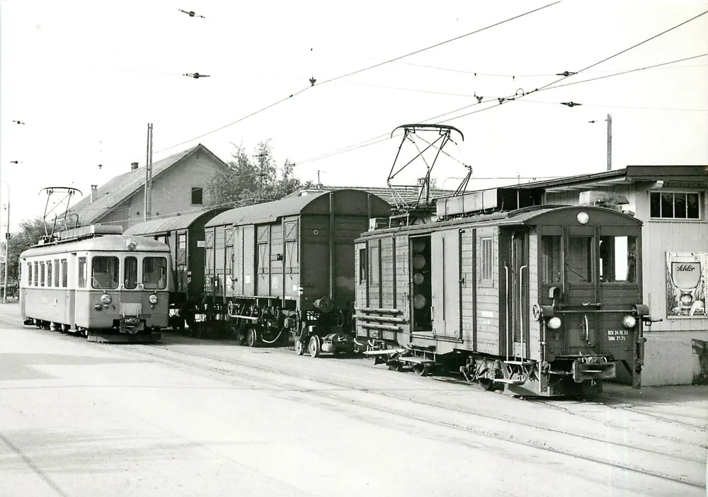 Cruzamento em Muhen — WSB Be 4/4 8 perto do trem de carga — Foto D. Heer - Frente