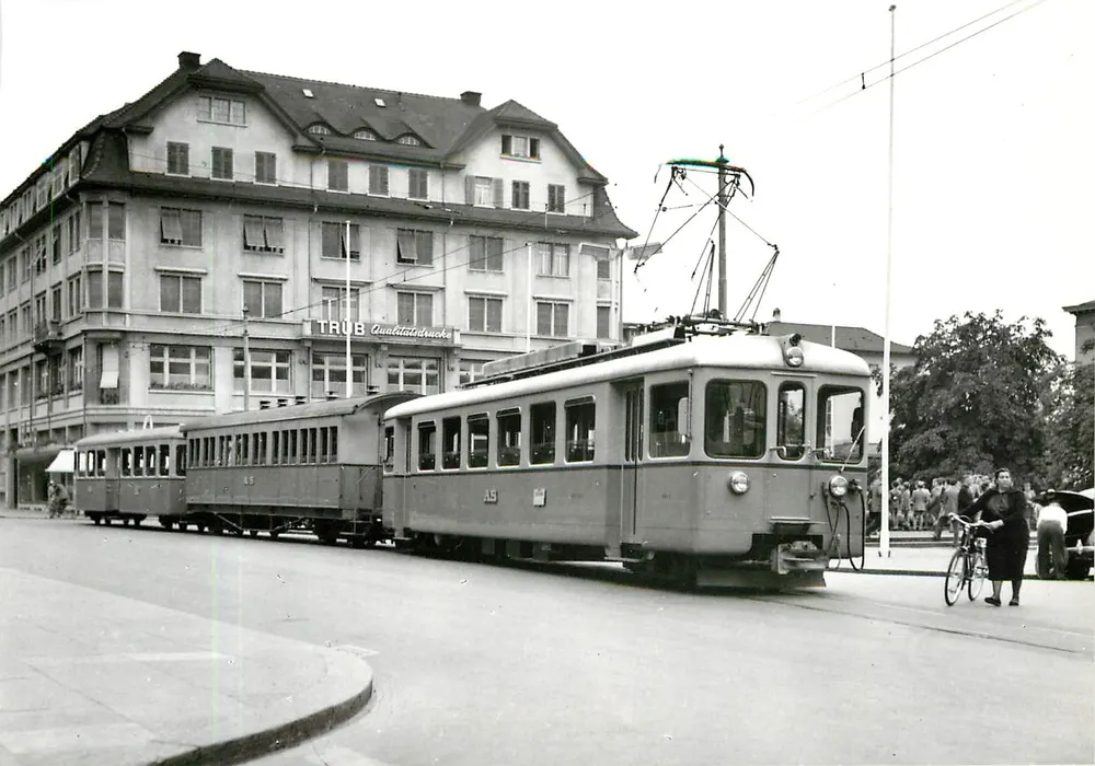 Tramway AS Ce 4/4 + C4 40 (ex RhB 1501) + C4 33 — Bahnhofplatz Aarau — Foto F. Stäuble — WSB 2 - Vorderseite